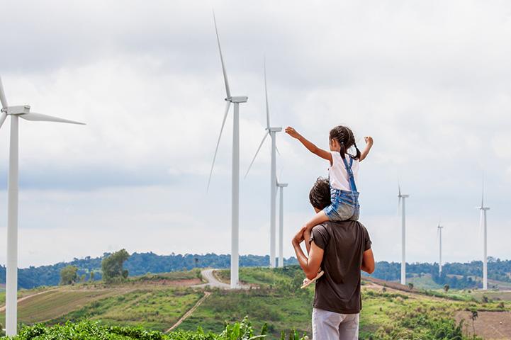 Ein Vater zeigt seiner Tochter Windmühlen