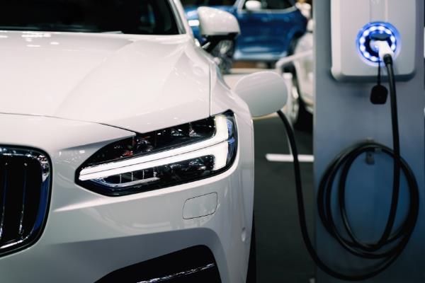 Elektrofahrzeug an der Ladestation