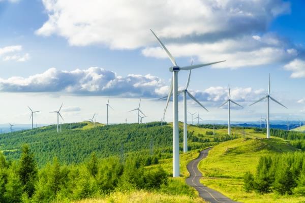 Windkraftanlagen entlang einer Straße in den Bergen