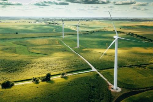 Grüne Wiesen mit Windkraftanlagen