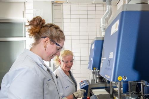 Zwei Personen arbeiten mit Maschinen