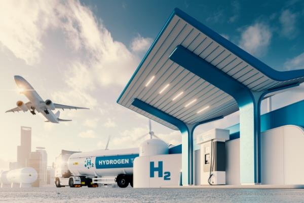 Wasserstofftankstelle mit einem darüber hinwegfliegenden Flugzeug