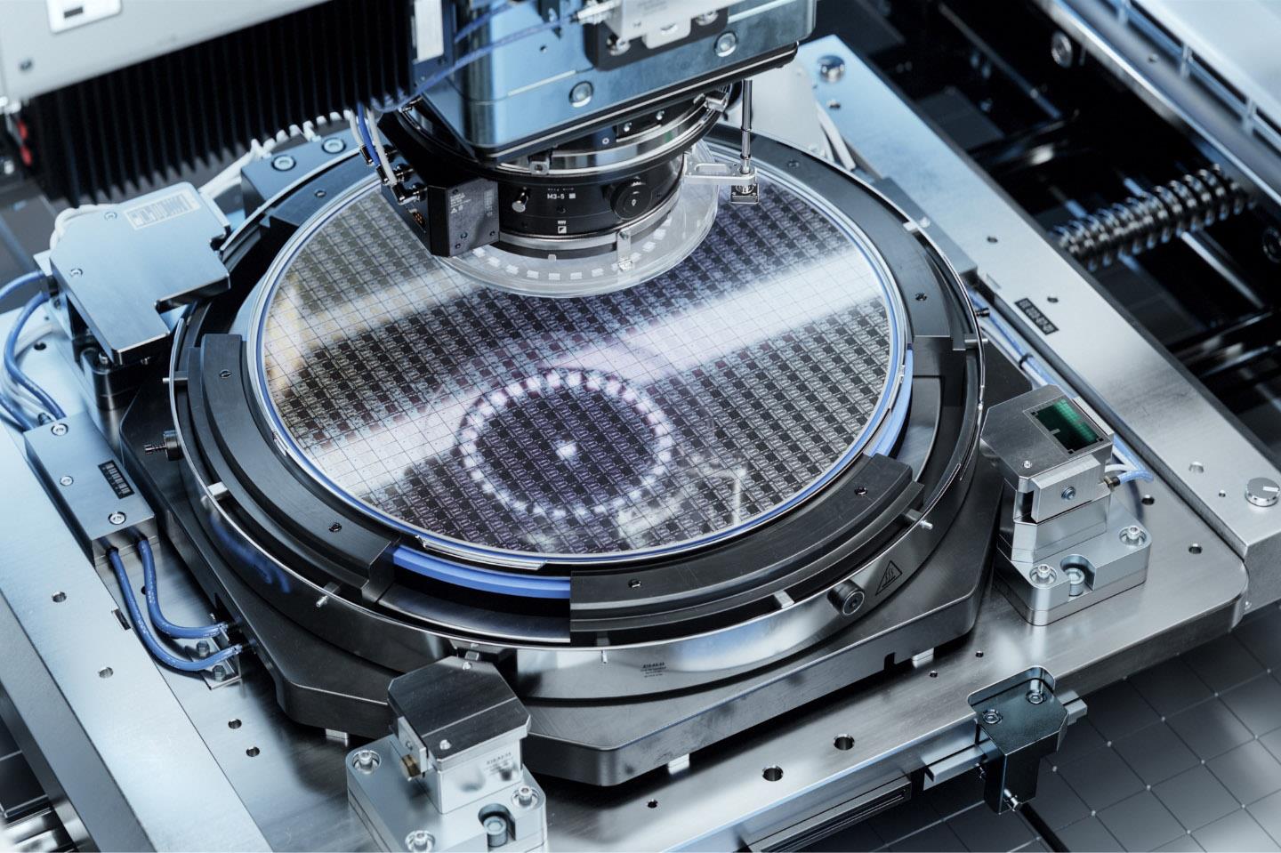 Manufacturing machine working on a part