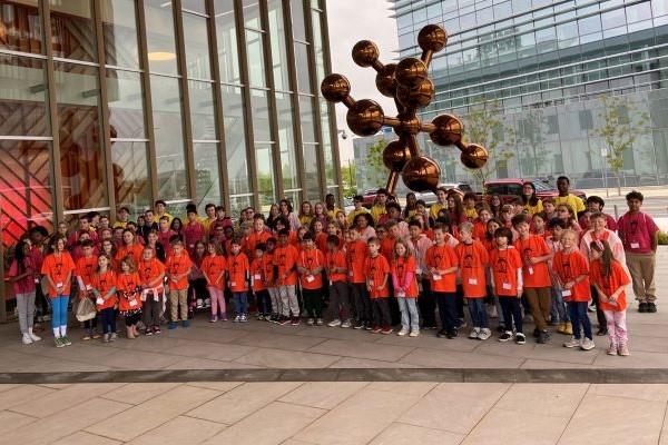 kids photo at kids day in front of the discovery hub